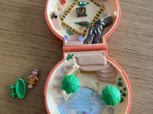 Polly pocket Tammy’s palm tree island bluebird