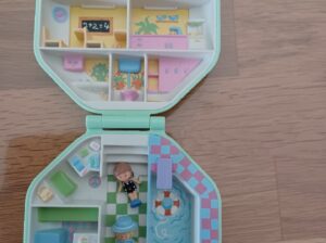 Polly pocket école