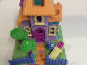 Pollypocket giraffe house